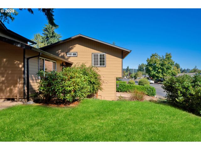 947 S R St, Cottage Grove, OR 97424