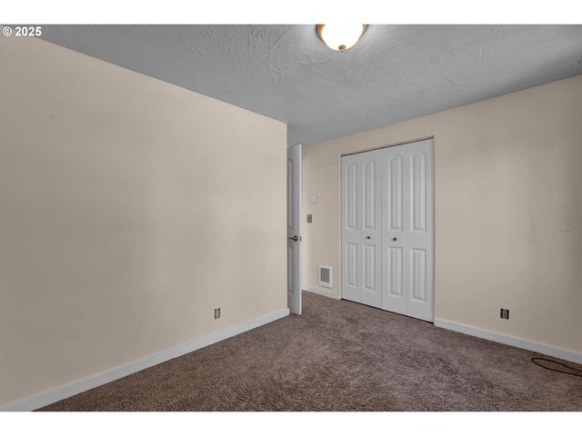 947 S R St, Cottage Grove, OR 97424