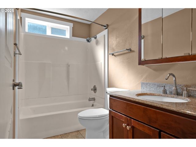 947 S R St, Cottage Grove, OR 97424