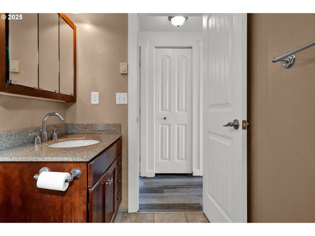 947 S R St, Cottage Grove, OR 97424