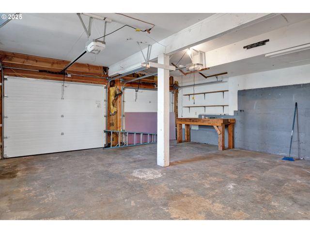 947 S R St, Cottage Grove, OR 97424