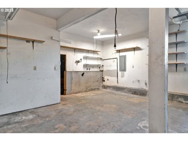 947 S R St, Cottage Grove, OR 97424