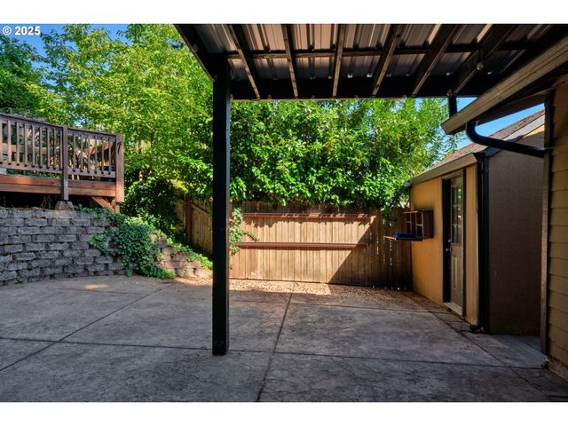 947 S R St, Cottage Grove, OR 97424