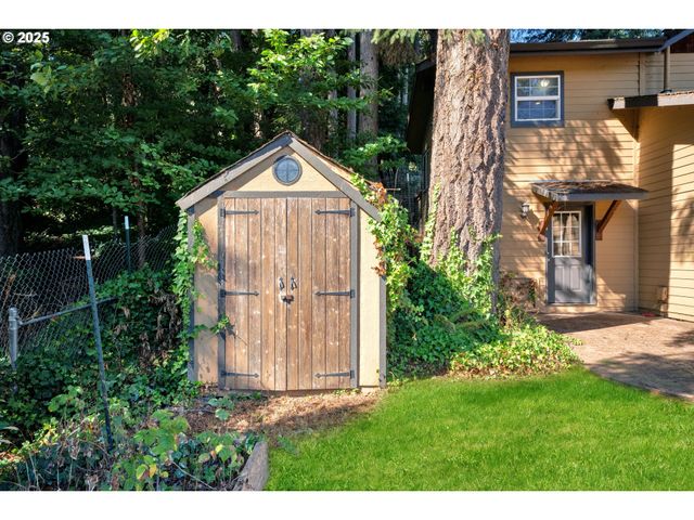 947 S R St, Cottage Grove, OR 97424