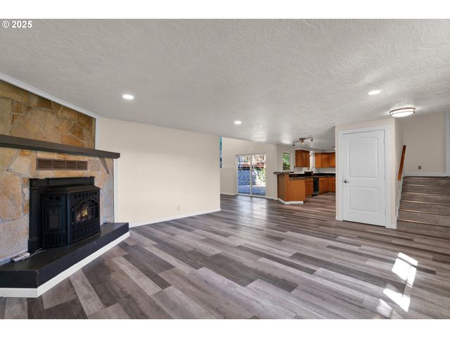 947 S R St, Cottage Grove, OR 97424