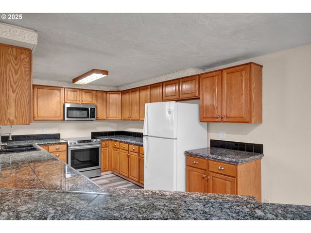 947 S R St, Cottage Grove, OR 97424