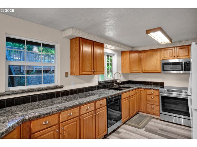 947 S R St, Cottage Grove, OR 97424