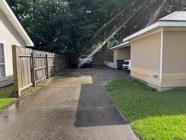 7820 Bayou Fountain Ave, Baton Rouge, LA 70820