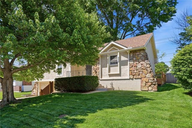16100 E Cogan Drive, Independence, MO 64055