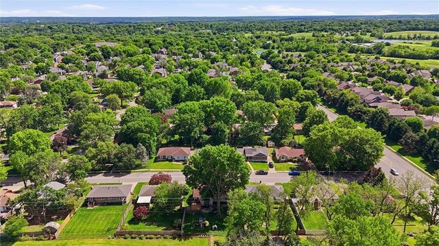 16100 E Cogan Drive, Independence, MO 64055