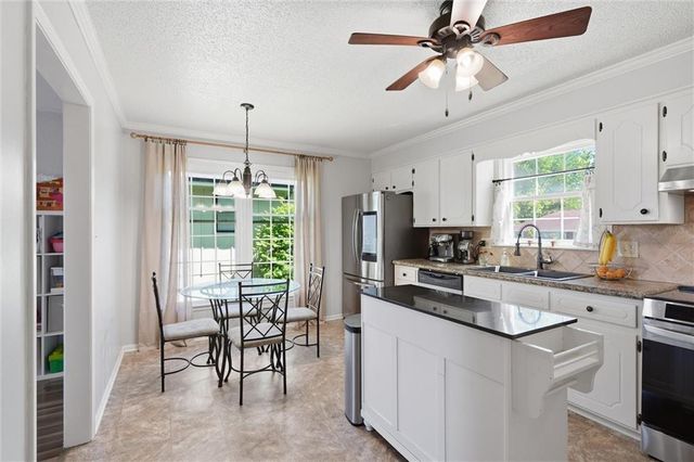 16100 E Cogan Drive, Independence, MO 64055