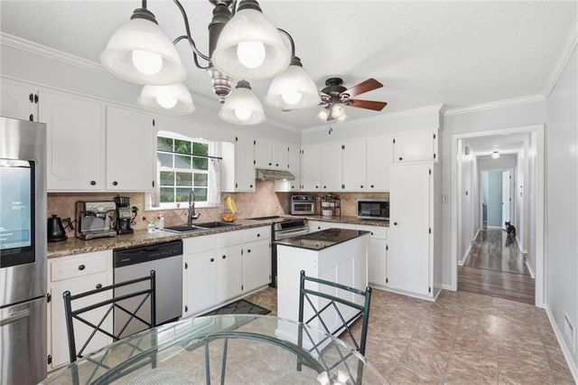 16100 E Cogan Drive, Independence, MO 64055
