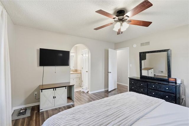 16100 E Cogan Drive, Independence, MO 64055