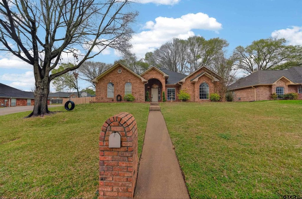 2108 Baylor Dr, Jacksonville, TX 75766