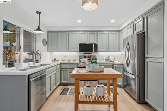 39 Benedict Ct, Alameda, CA 94502