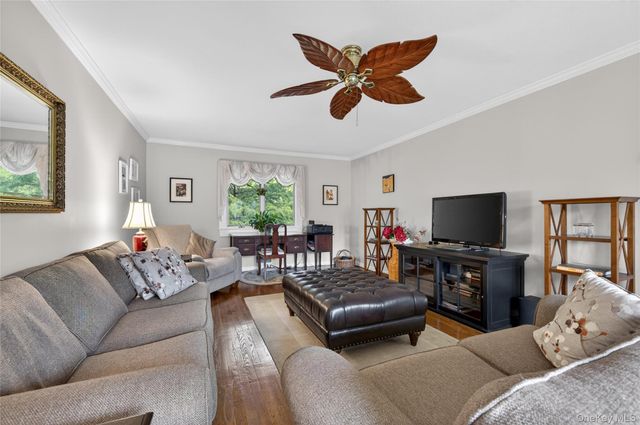 1 Tufts Place, Greenlawn, NY 11740
