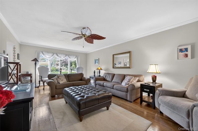 1 Tufts Place, Greenlawn, NY 11740