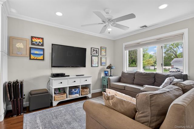 1 Tufts Place, Greenlawn, NY 11740