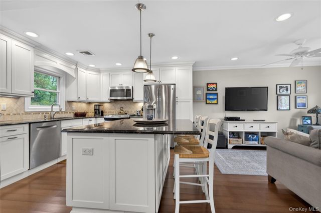 1 Tufts Place, Greenlawn, NY 11740