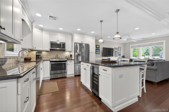 1 Tufts Place, Greenlawn, NY 11740