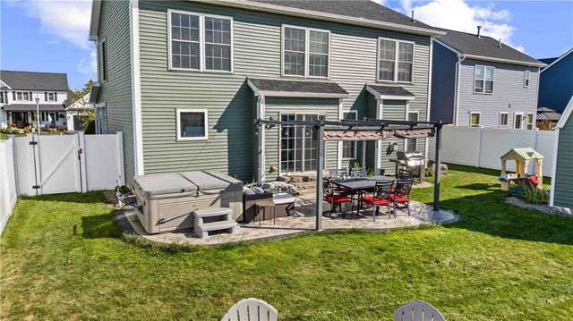 1544 Meadowbrook Lane, Farmington, NY 14425