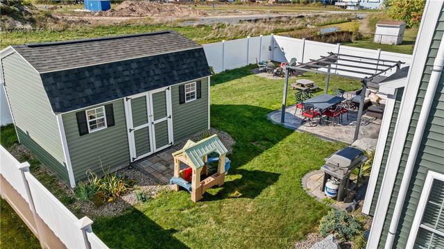 1544 Meadowbrook Lane, Farmington, NY 14425