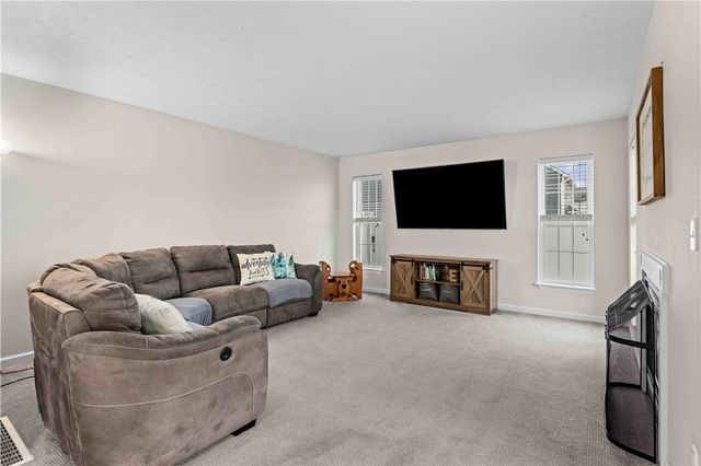 1544 Meadowbrook Lane, Farmington, NY 14425