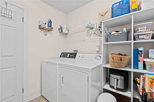 1544 Meadowbrook Lane, Farmington, NY 14425