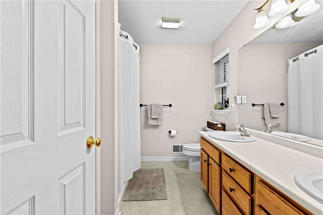 1544 Meadowbrook Lane, Farmington, NY 14425