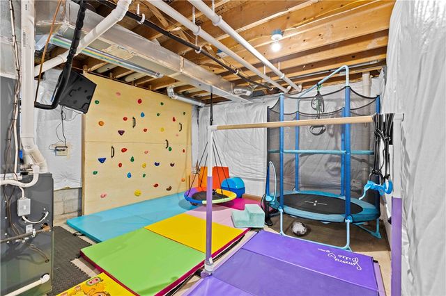 1544 Meadowbrook Lane, Farmington, NY 14425