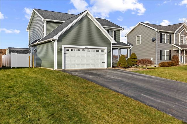 1544 Meadowbrook Lane, Farmington, NY 14425