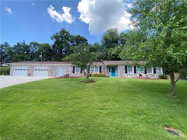 2413 Sandy Court, Kernersville, NC 27284