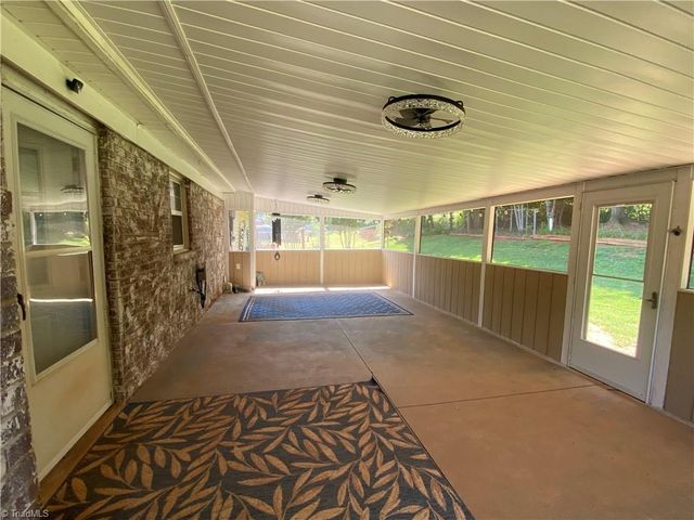 2413 Sandy Court, Kernersville, NC 27284