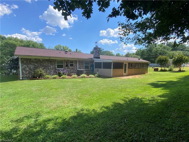 2413 Sandy Court, Kernersville, NC 27284