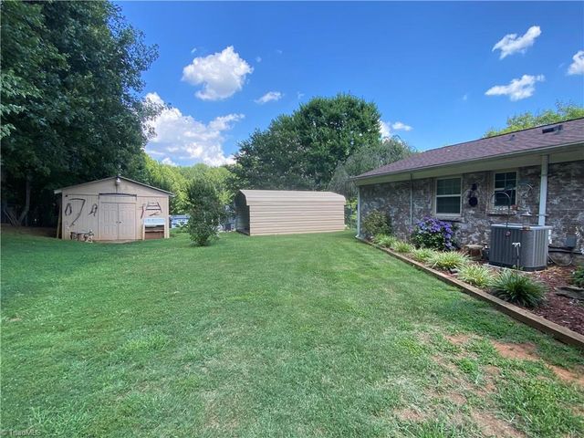 2413 Sandy Court, Kernersville, NC 27284