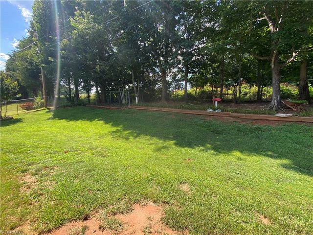2413 Sandy Court, Kernersville, NC 27284