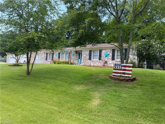 2413 Sandy Court, Kernersville, NC 27284