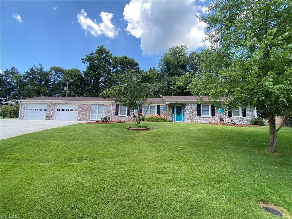 2413 Sandy Court, Kernersville, NC 27284