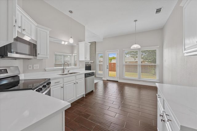 670 Honeysuckle Lane, Cedar Hill, TX 75104