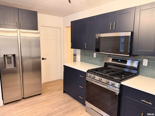 5110 N SHERIDAN Road, Peoria, IL 61614