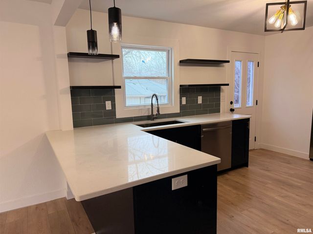 5110 N SHERIDAN Road, Peoria, IL 61614