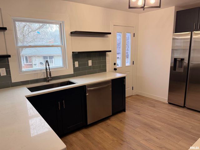 5110 N SHERIDAN Road, Peoria, IL 61614