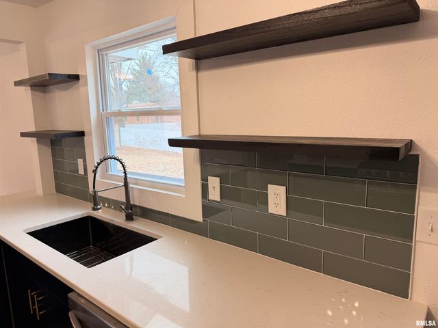 5110 N SHERIDAN Road, Peoria, IL 61614