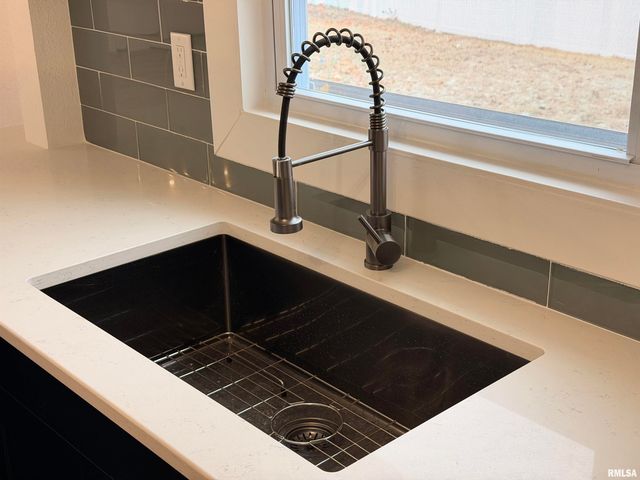 5110 N SHERIDAN Road, Peoria, IL 61614