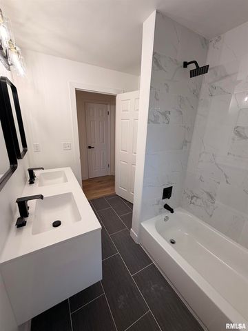 5110 N SHERIDAN Road, Peoria, IL 61614