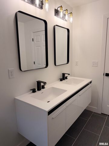 5110 N SHERIDAN Road, Peoria, IL 61614