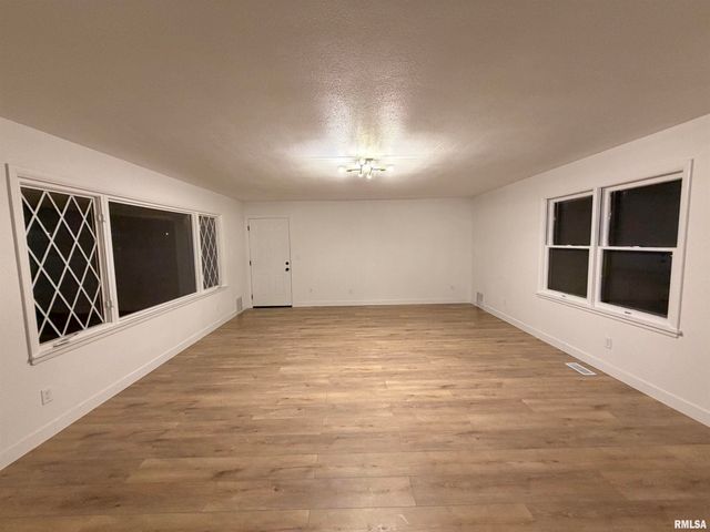 5110 N SHERIDAN Road, Peoria, IL 61614