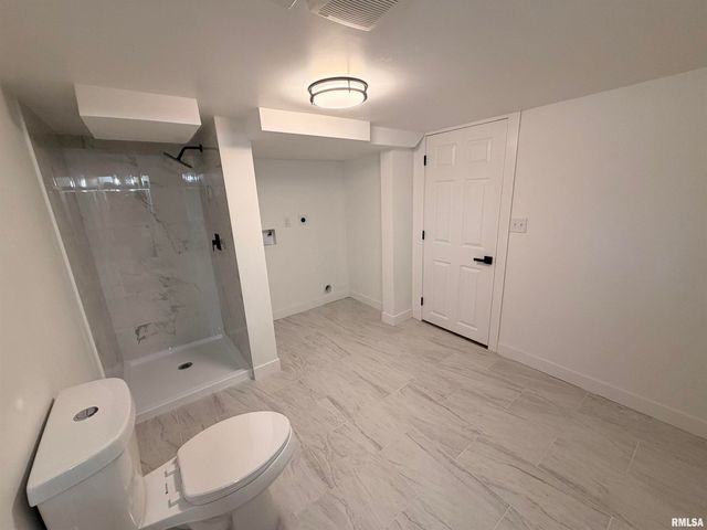 5110 N SHERIDAN Road, Peoria, IL 61614