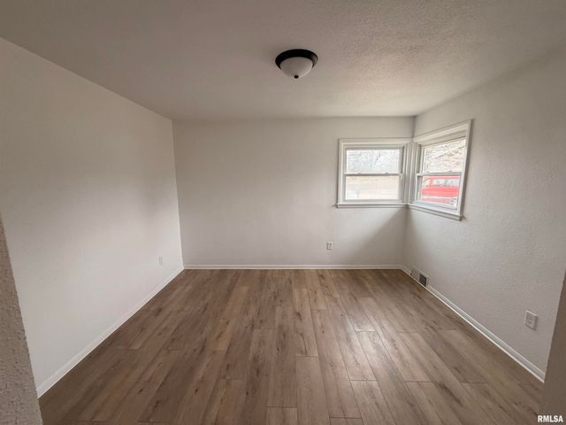 5110 N SHERIDAN Road, Peoria, IL 61614