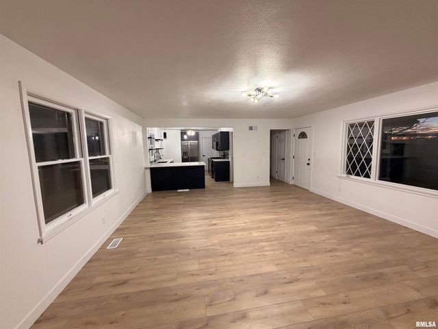 5110 N SHERIDAN Road, Peoria, IL 61614